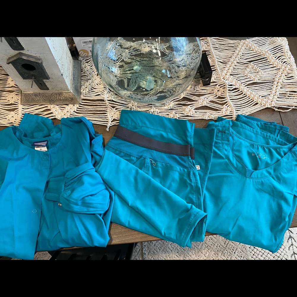 Cherokee Infinity 3 piece scrub set